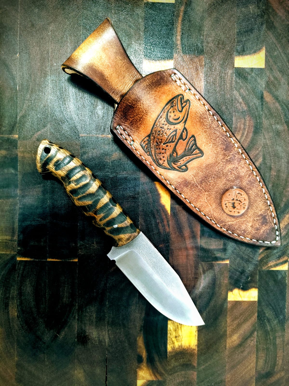 Custom z pochwą skórzaną